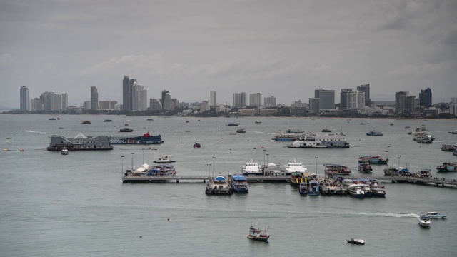 海滩道路的景色。船停泊在海湾里。有些去出差了视频素材