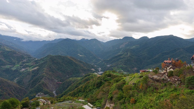 4K延时雾在山上和阳光透过云层在日出视频素材