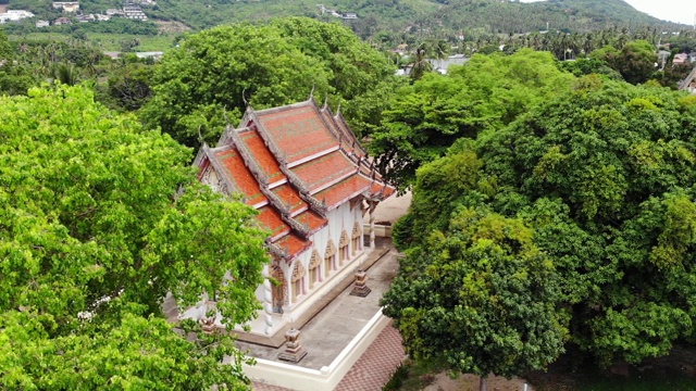 经典佛寺之间的森林。从空中俯瞰泰国山上绿树间的佛教寺院。苏梅岛。旅游、冥想、东方生活的理念。亚洲村视频素材