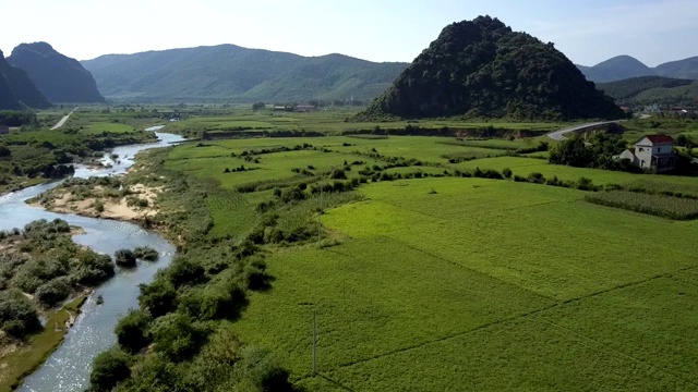 鸟瞰图乡村景观与田野，河边的房子在山上视频素材