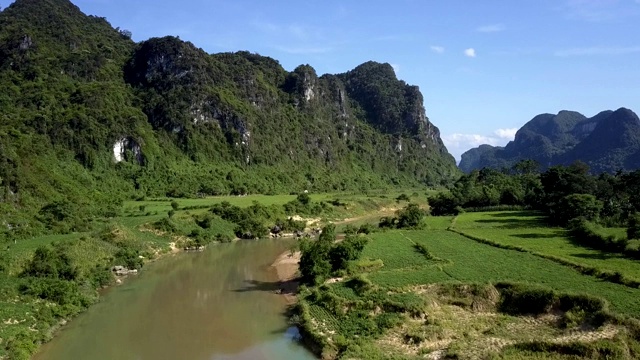 山谷中，陡峭的青山与平静的河水交相辉映视频素材