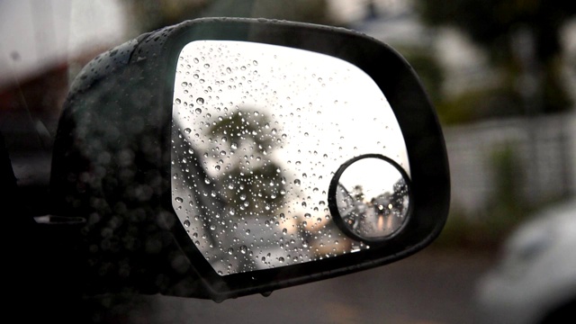 车侧镜和雨滴视频下载