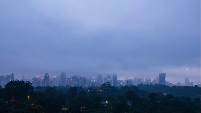 4K时间流逝，雾蒙蒙的日出在马来西亚吉隆坡市区上空。视频素材