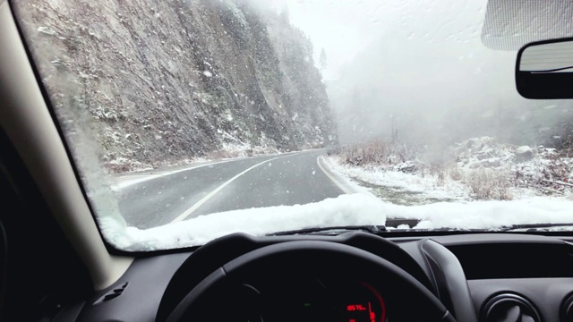 白天在暴风雪中开车。视频素材