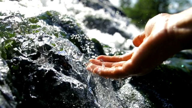 水流倒在手上视频素材