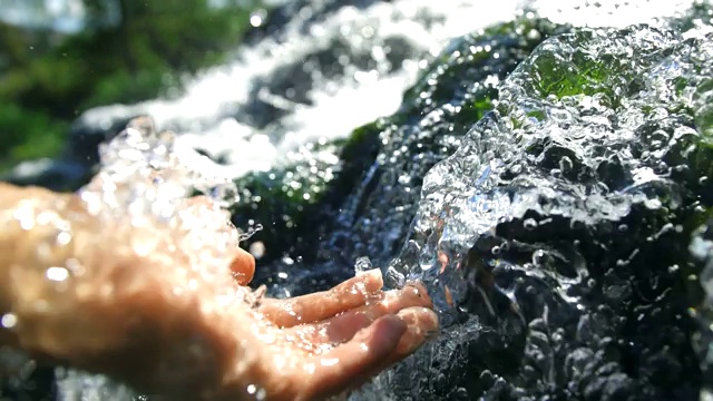 水流倒在手上视频素材