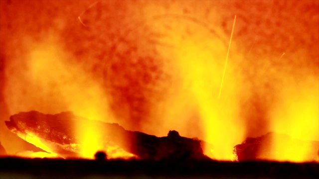 近距离燃烧着火花的煤矿大火。靠近壁炉里燃烧的煤矿视频下载