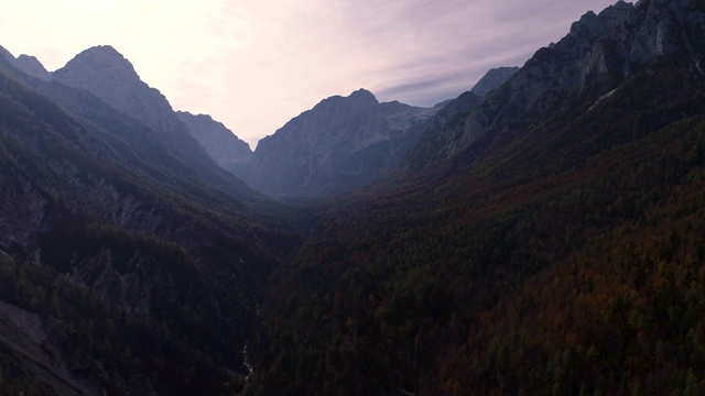 高山山峰、森林和日落天空的山景视频素材