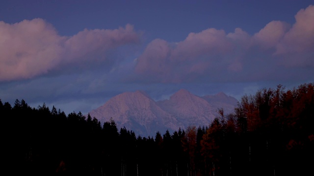 时间推移的山景，高山山峰和森林和日落天空视频素材