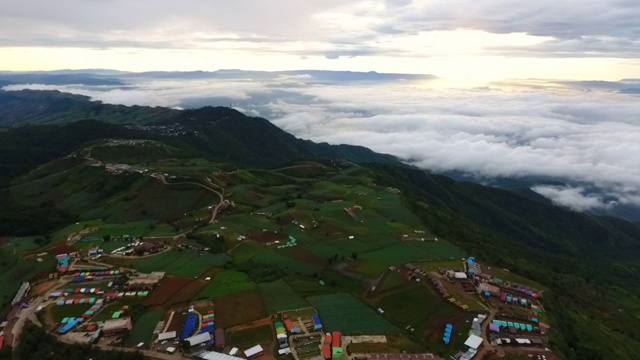 鸟瞰图在Phu Tub Berk在碧差汶，泰国。视频素材