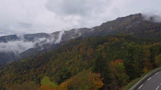 无人机镜头的飞行通过一些低云，薄雾和雾在高山秋季森林和山谷。视频素材