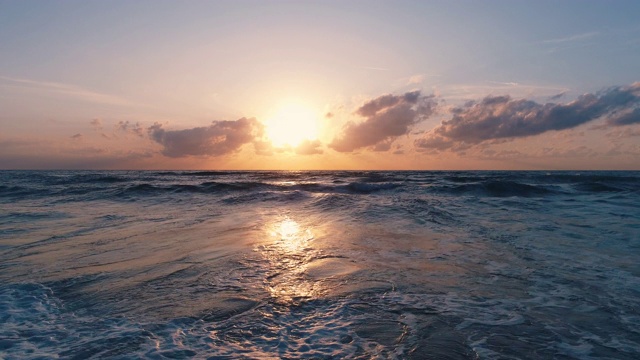 在海边和海滩上日出视频素材