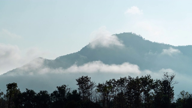 时间流逝的山与雾云在早晨视频素材