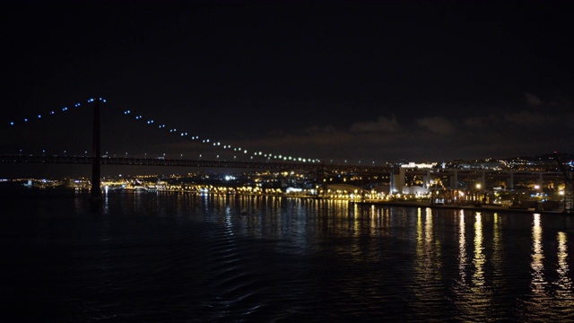 鸟瞰图。里斯本夜景。葡萄牙里斯本桥的夜晚视频素材