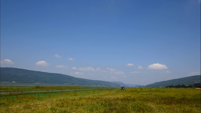 时间流逝风景优美的热带岛屿在湖与蓝天和移动的云视频素材