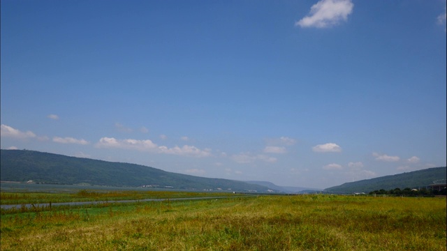 时间流逝风景优美的热带岛屿在湖与蓝天和移动的云视频素材