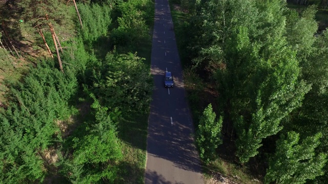 汽车行驶在乡村道路通过夏季森林鸟瞰图视频素材