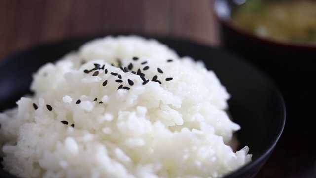 近距离烹饪白色与味噌汤在木桌上。视频素材