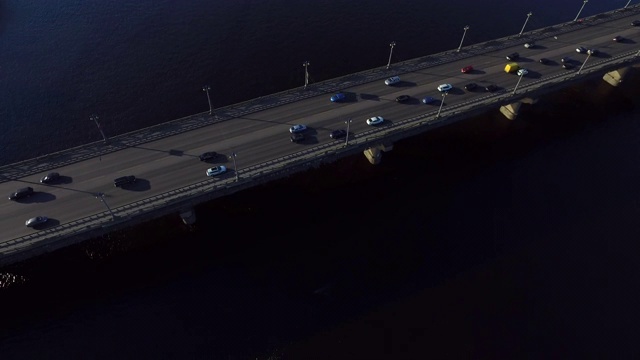 汽车在河桥上行驶。桥梁公路上的汽车交通鸟瞰图视频素材