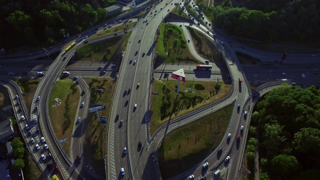 汽车在十字路口行驶。高速公路十字路口鸟瞰图上的汽车交通视频素材