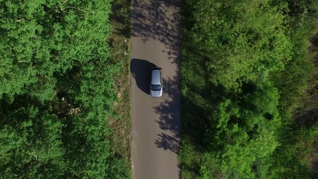 无人机观察汽车在高速公路上通过夏天的森林在农村视频素材