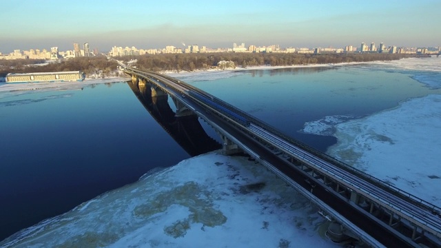 冬季城市桥梁公路上的汽车交通。空中景观冬季城市视频素材