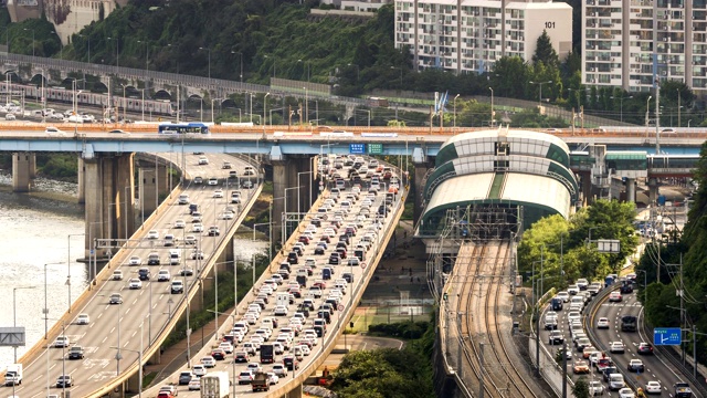 韩国首尔江边高速公路和大丘地铁站的交通状况视频素材