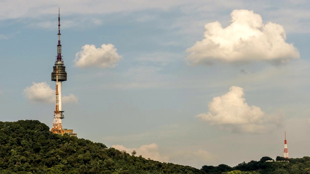 韩国首尔龙山谷北首尔塔上的云景视频素材