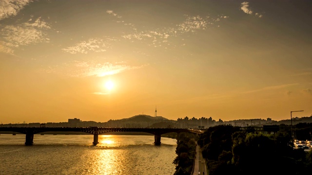 南山和Seongsudaegyo桥从早到晚/韩国首尔视频素材