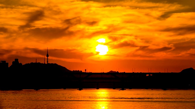 夕阳下的韩港公园/韩国首尔松帕谷视频素材