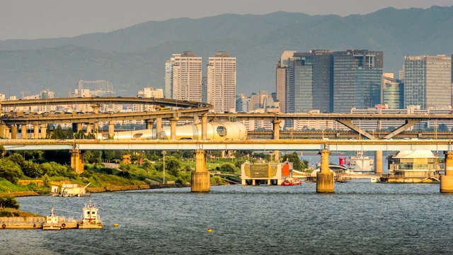 韩国首尔汉江上的图克城公园和清潭大学城大桥视频素材