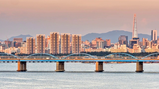 韩国首尔，汉江/坂浦洞Dongjakdaegyo桥附近的城市景观视频素材