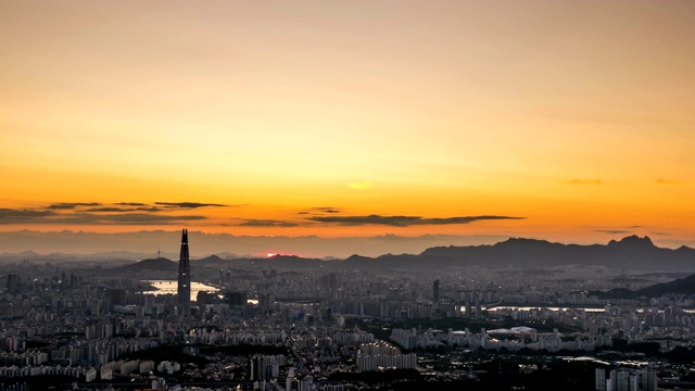 从南山城城堡西门到夜晚的城市景观/首尔，韩国视频素材