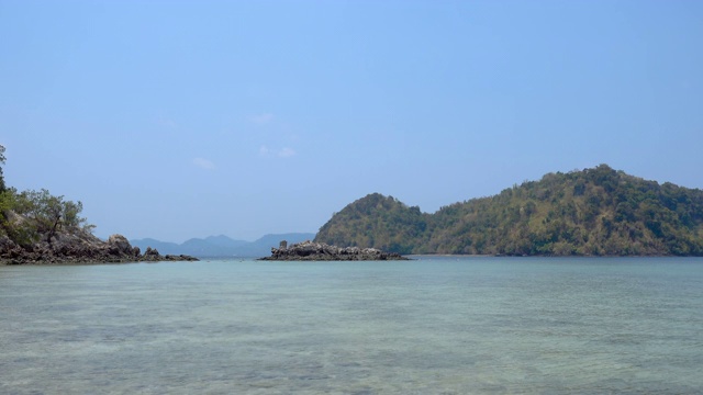 美丽的沙滩和清澈的水在Koh Phak Bia岛在安达曼海在甲米，泰国-视频视频素材