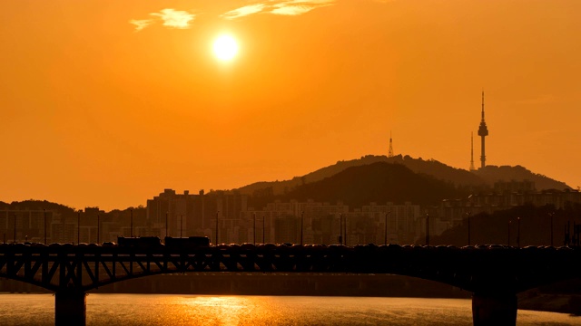 南山和Seongsudaegyo桥的日落风景/首尔，韩国视频素材