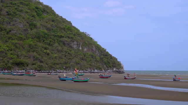 泰国华欣附近Khao Kalok山渔村附近的海滩上的渔船视频素材