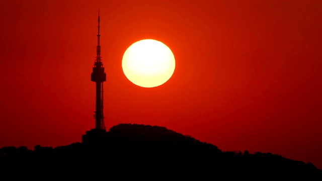 韩国首尔龙山谷北首尔塔的日落景观视频素材