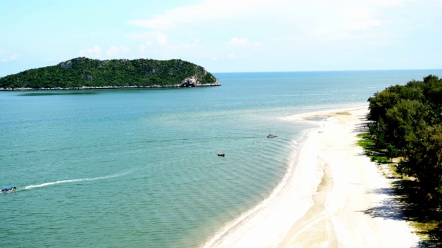 船在海上驶向海滩视频素材