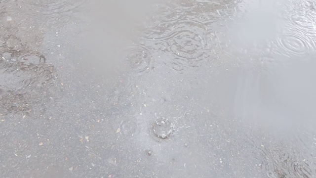 人行道上下着大雨视频素材