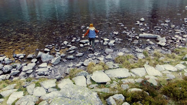 女旅行者欣赏山、湖和山的景色。视频素材