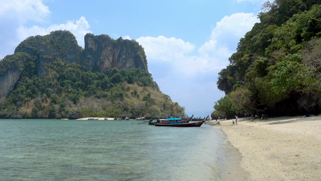 美丽的沙滩和船与水晶清澈的水在Koh Phak Bia岛在安达曼海在甲米，泰国视频素材