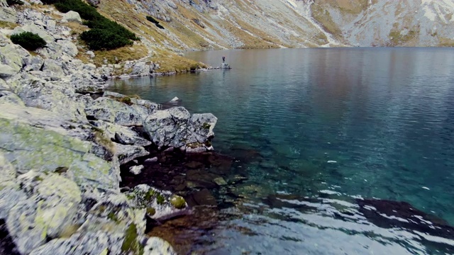 女旅行者欣赏山、湖和山的景色。视频素材