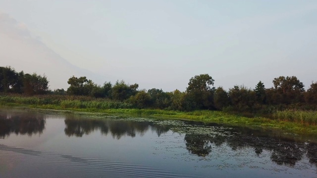 旧船在晨雾中日出视频素材