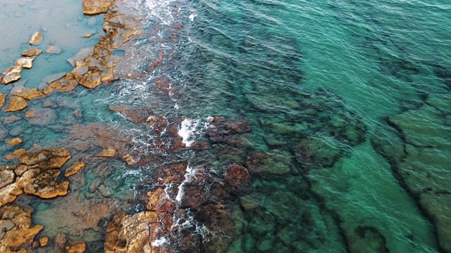 大海和海滩的鸟瞰图视频素材