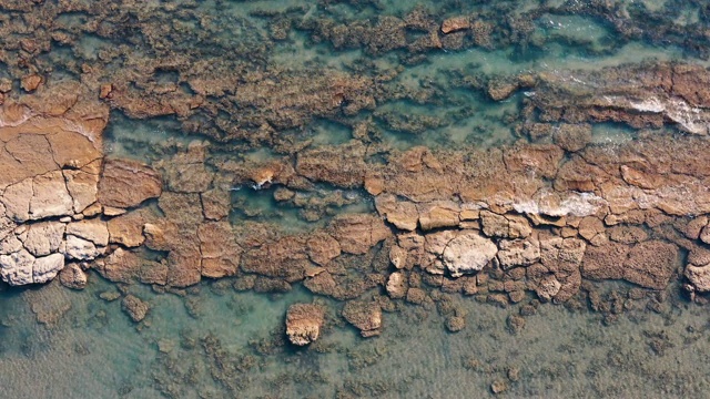 大海和海滩的鸟瞰图视频素材