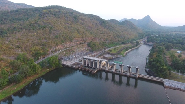 水库和大坝鸟瞰图视频素材