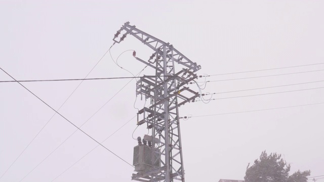 大雪穿过架空电力线视频素材