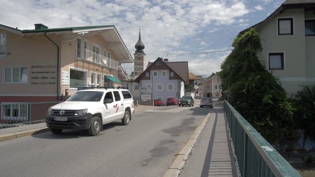 拍摄从河流到小镇萨尔茨堡大街，Schladming, Styria，奥地利阿尔卑斯山，奥地利，欧洲视频素材