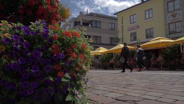 鲜花，咖啡馆和建筑在Hauptplatz, Schladming, Styria，奥地利阿尔卑斯山，奥地利，欧洲视频素材