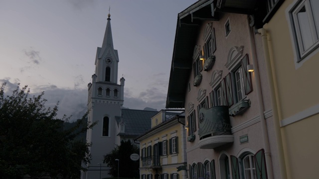 传统建筑和福音教堂的黄昏，Schladming, Styria，奥地利阿尔卑斯山，奥地利，欧洲视频素材